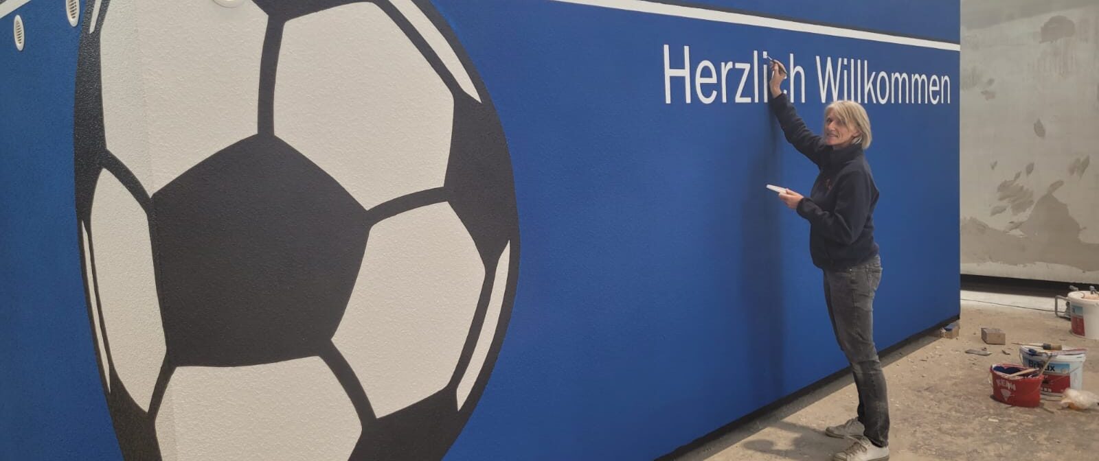 Malerarbeiten an einer Garage für einen Sportverein mit großem Fußball