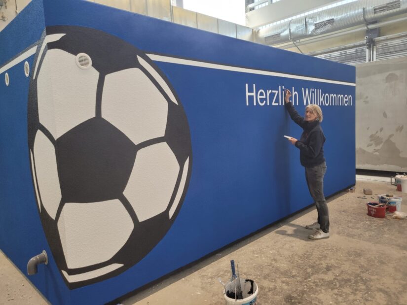 Malerarbeiten an einer Garage für einen Sportverein mit großem Fußball